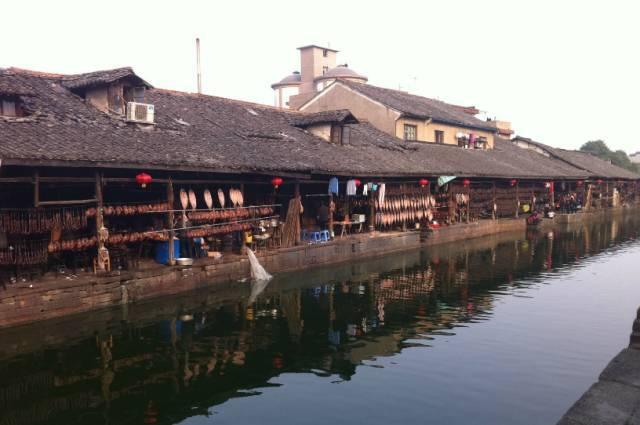 有一男一女两个塑像举手托起两个转盘的旅游景点是什么地方？